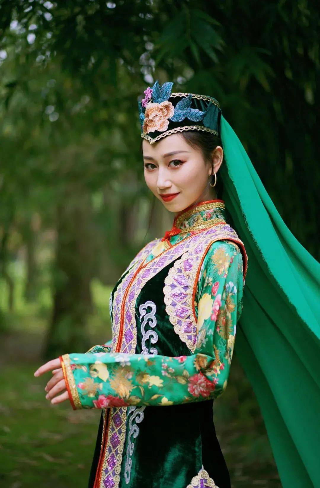 中年妇女为黑色,少妇为绿色盖头,撒拉族的盖头也很有讲究,一般着长裤