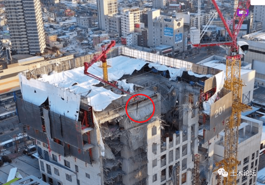 惨烈,在建超高层外墙坍塌,塔吊随时可能倒塌,6人失踪……_施工_结构_韩拍图