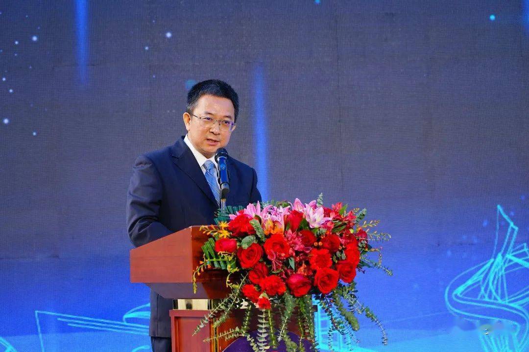 参加此次仪式的还有石龙镇委书记陈庆松,镇委副书记,镇长李亚鹏以及