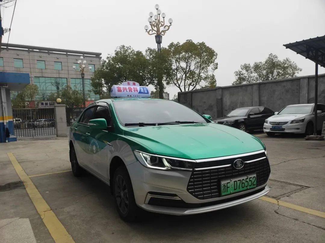 瞧那一抹活力绿海盐巡游出租车迈入新能源时代