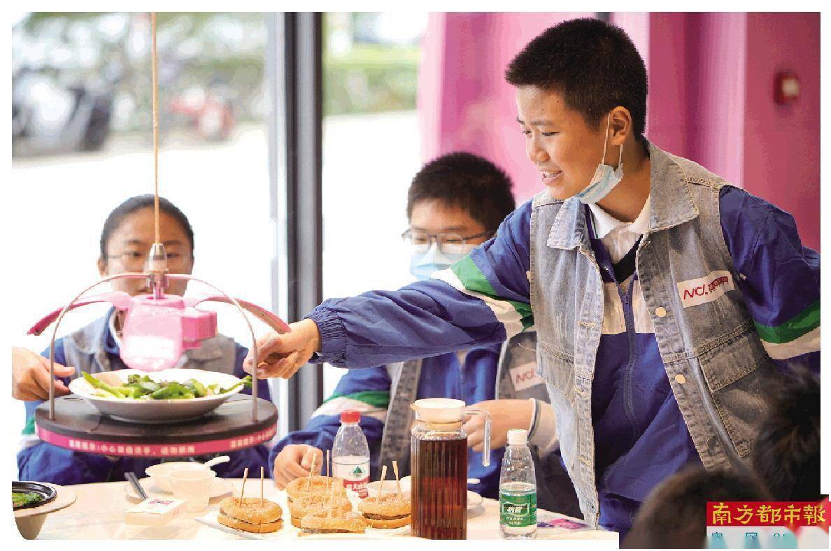 考察高效建筑机器人 品尝机器人大厨美食