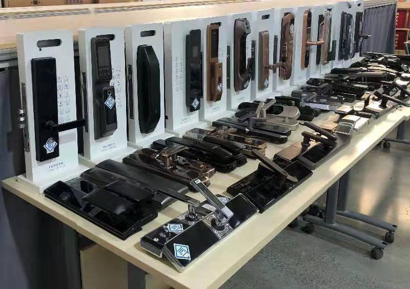 “刷脸”开的锁，“刷照片”也行？这些智能门锁不靠谱