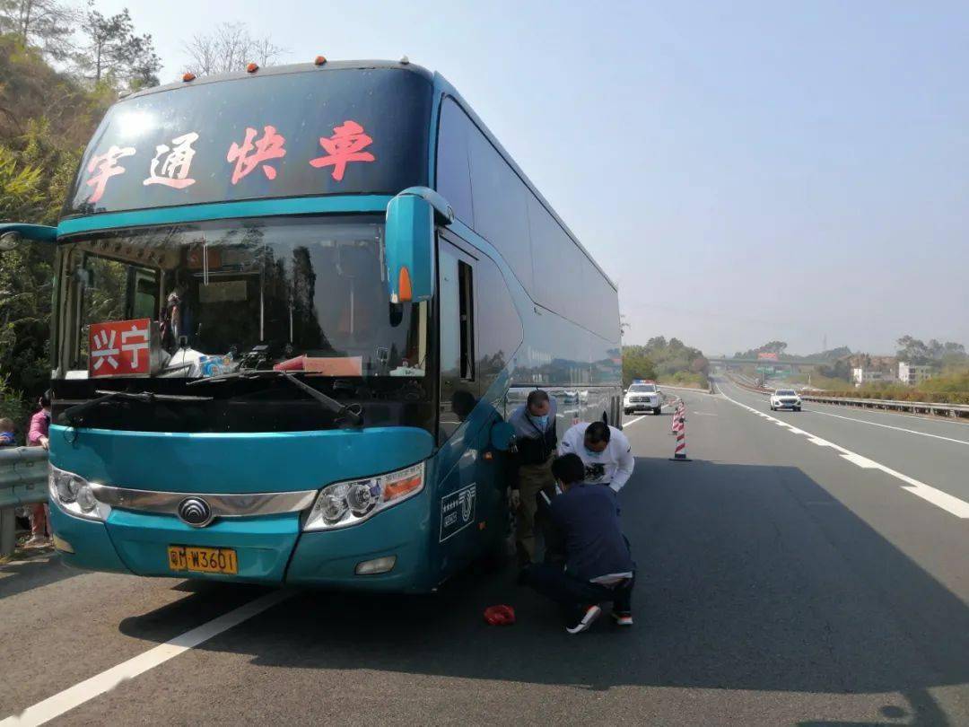 危险兴宁大巴车无奈停在河源高速路上整车乘客紧急转移出来