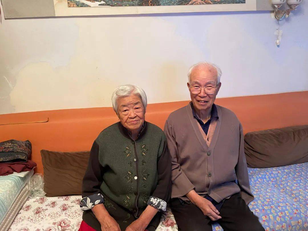 刘成德有一个温馨幸福的五口之家,一家人积极进取,乐于助人.