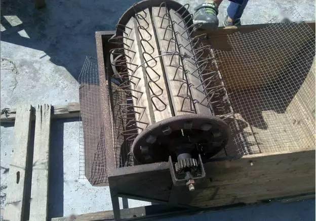 模仿八戒哥竹耙用来挠松毛或挠杂草用的碓窝配以杵(碓窝棒)用来舂米