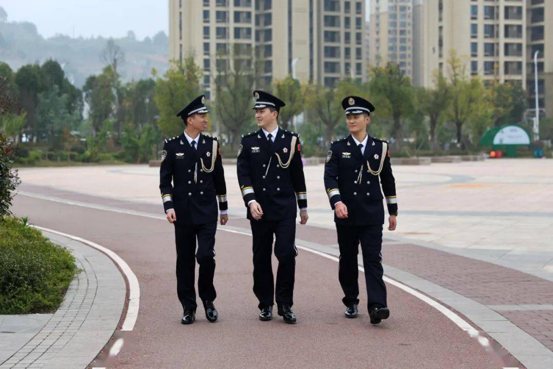 左臂上的国旗标志刻画着人民警察献身祖国的忠诚与担当右臂上的警察