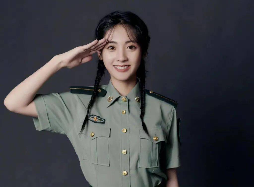 美人计 | 钟楚曦这身谁穿都好看,但不是谁都能穿_军装_甄玉_带着
