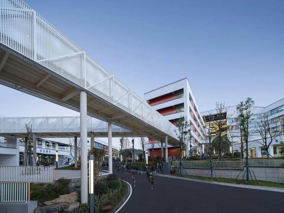 联结生活区与教学区的架空连廊08 崔旭峰 时差影像▲综合楼上的