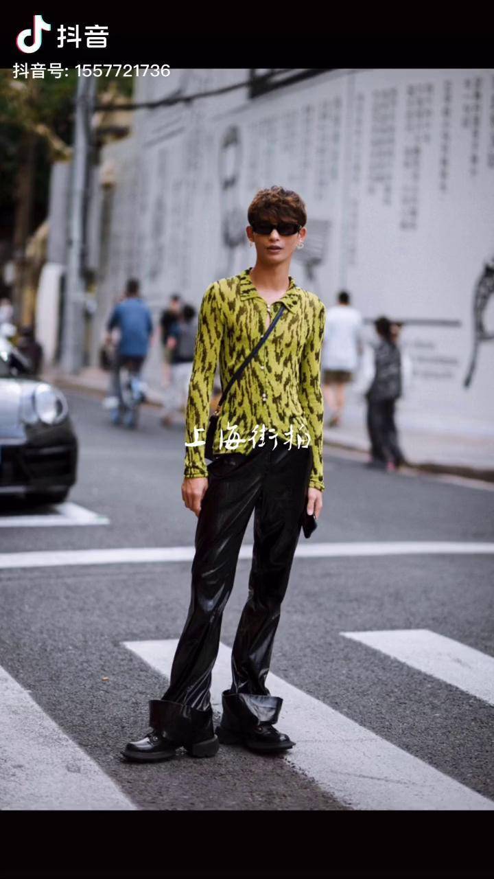 昨天偶遇了陆仙人真的很时髦了每一帧都是热爱夏日穿搭上海街拍