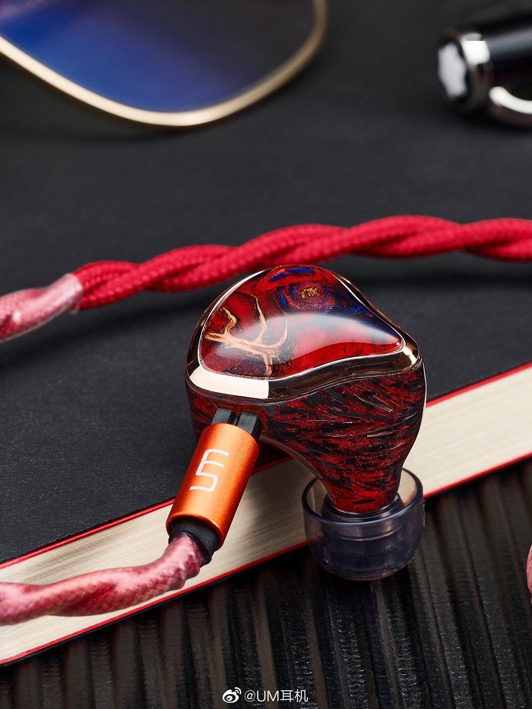 陶瓷|UM 发布 Red Halo/FE 旗舰耳机：骨传导+12 动铁，全球限量 20 副
