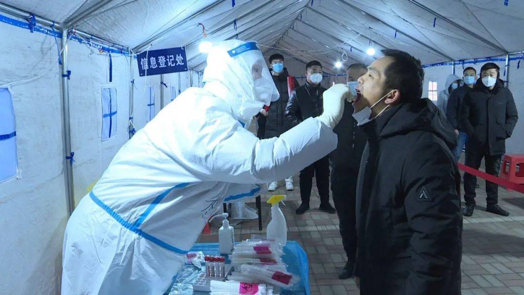 疫情防控四筛温暖过大寒直击西青区第四轮全员核酸检测现场