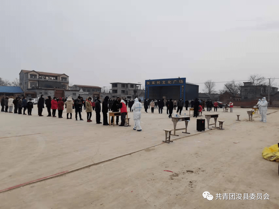 白寺镇青年志愿者在全员核酸检测期间协助工作人员进行秩序维护,卡点