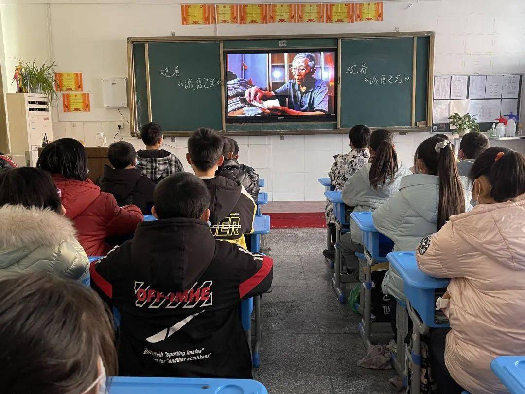 六安市鹏飞学校师生组织收看裕安区裕安区石板冲乡组织收看裕安区西