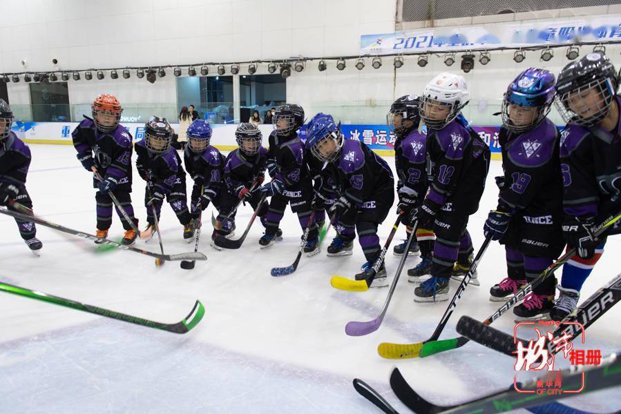 扎根重庆的冰城人和他的"王子冰球队"_运动_刘宏_训练