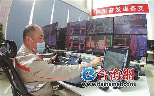 轮胎式|“超强大脑 ”精准操控每个环节