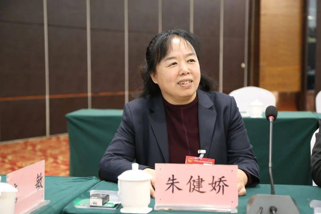 省人大代表陈广富说:"今年的政府工作报告让人很受鼓舞,作为一名民营
