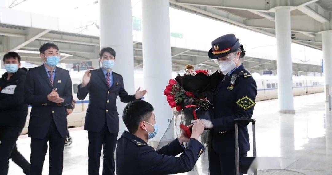 桂林北站的客运值班员,被求婚的女士名叫刘奕宏,是南宁客运段的列车长