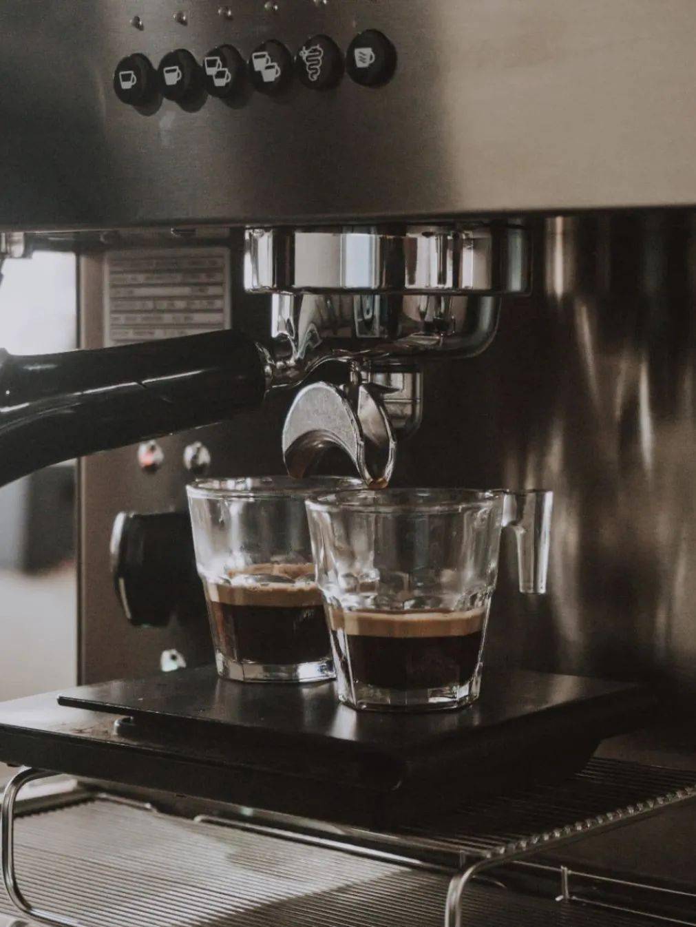 意大利人发明的咖啡机也成功的商业化,如今我们在全世界范围内看到的