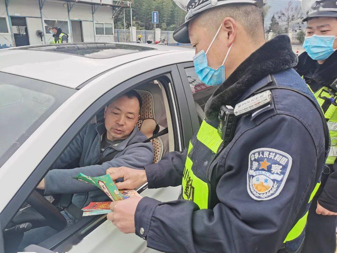 对"两客一危一货",工程车,"营转非"大客车等重点车辆进行逐车登记检查