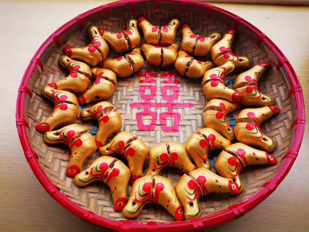 镇濠泥鸡成品(图由冯永勇提供)大年初一日,泥鸡啼声起,镇濠泥鸡吹响