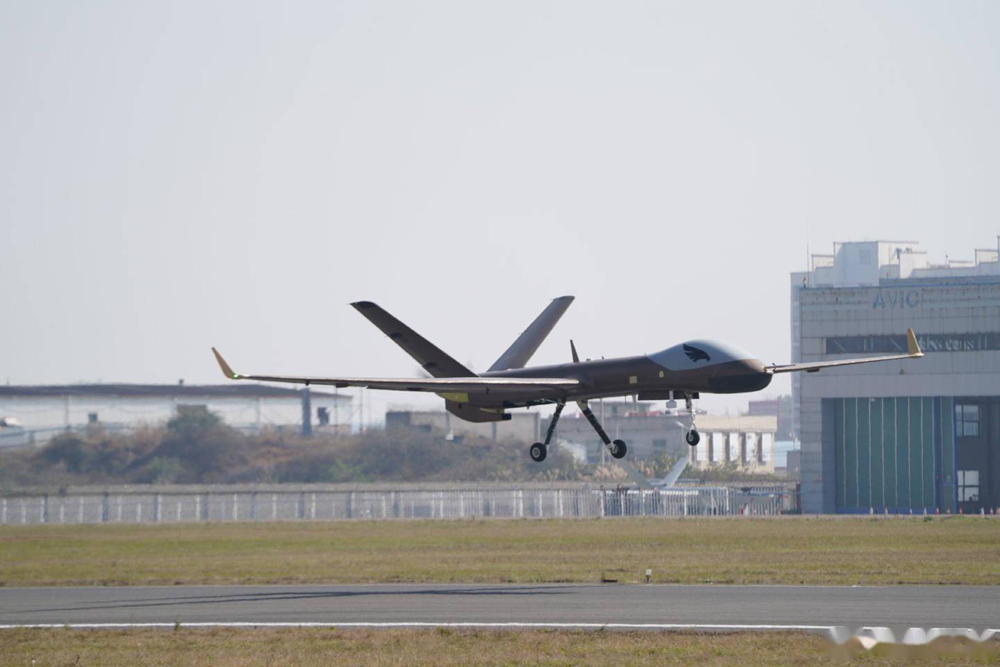 我国自研翼龙-1E 无人机首飞成功：全面对标美国同级产品