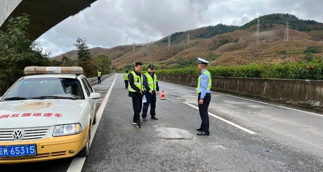 平安春運交警同行小磨高速交巡警一路三方聯合排查道路交通安全隱患