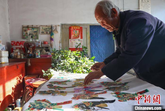 传承|河北皮影匠人60载刀笔传承 刀刀刻出“虎虎雄风”