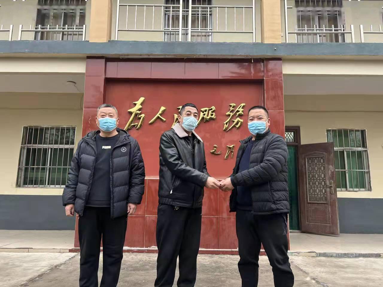 1月10日,修武县七贤镇孟村党支部书记张向前走进镇政府办公室,捐款