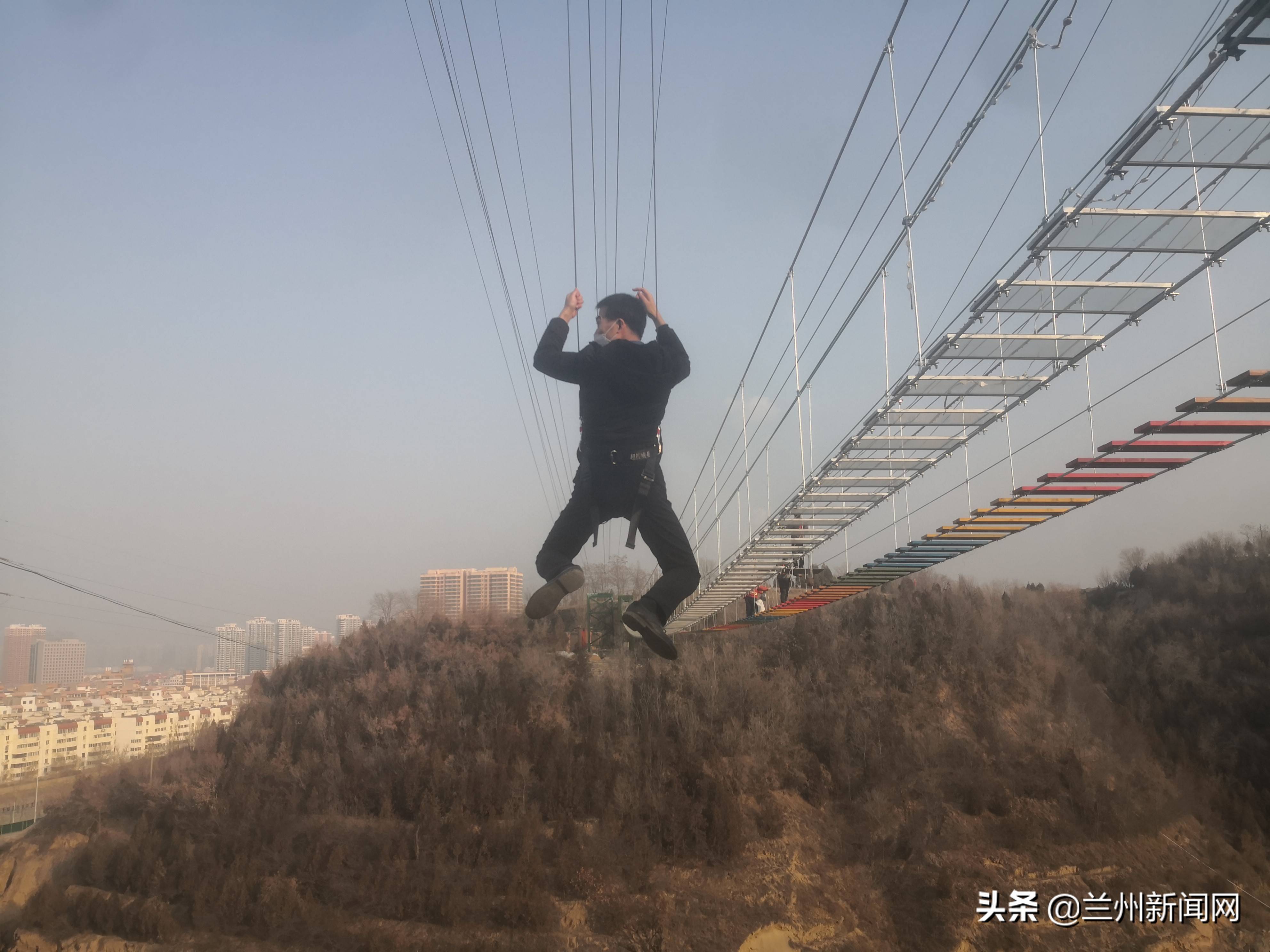 高空秋千,高空威亚,玻璃栈道,天空之境五个趣味体验项目,服务于兰州市