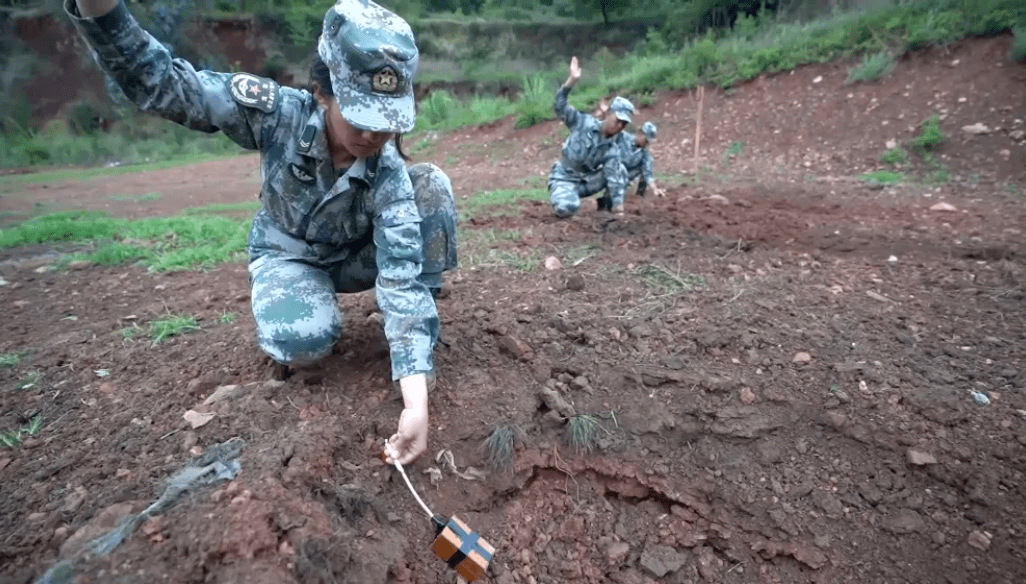 又美又颯00後女兵赴黎巴嫩掃雷