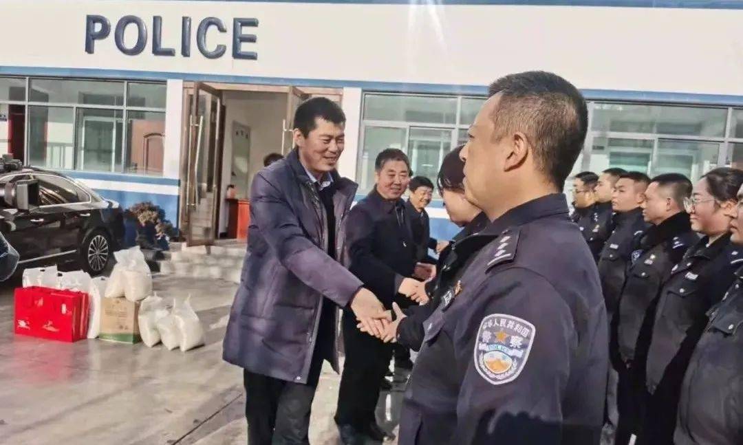 张建强一行深入宕昌县公安局城关派出所开展春节前慰问活动