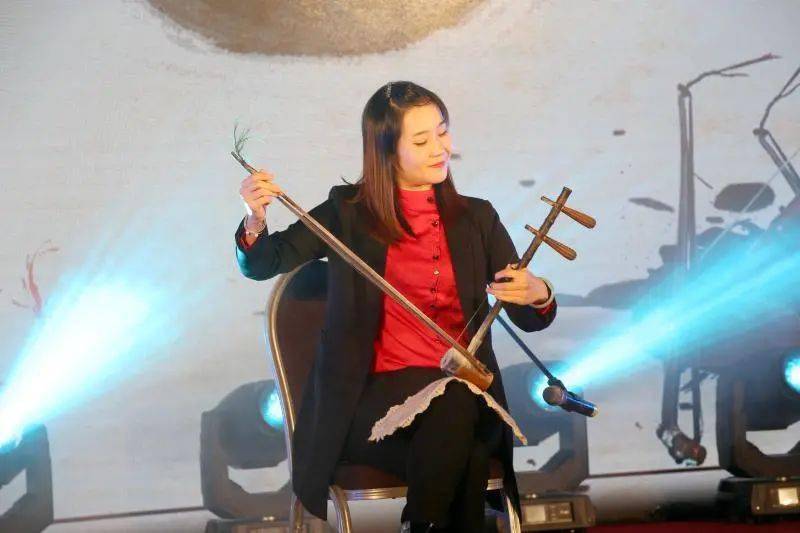 表演者:国家二级演奏员,青岛市京剧院首席京胡梁秀秀京剧独奏《琴缘》