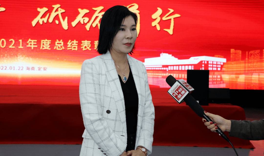 海南南国印象电子商务公司董事长徐国华接受记者采访