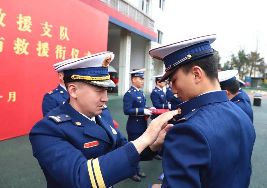 火焰蓝新征程遂宁消防隆重举行消防员晋升授予消防救援衔仪式