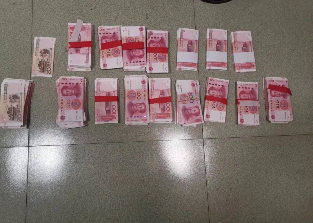 当新郎小李的父亲从海安民警手中接过17万元现金时,他热泪盈眶,握着