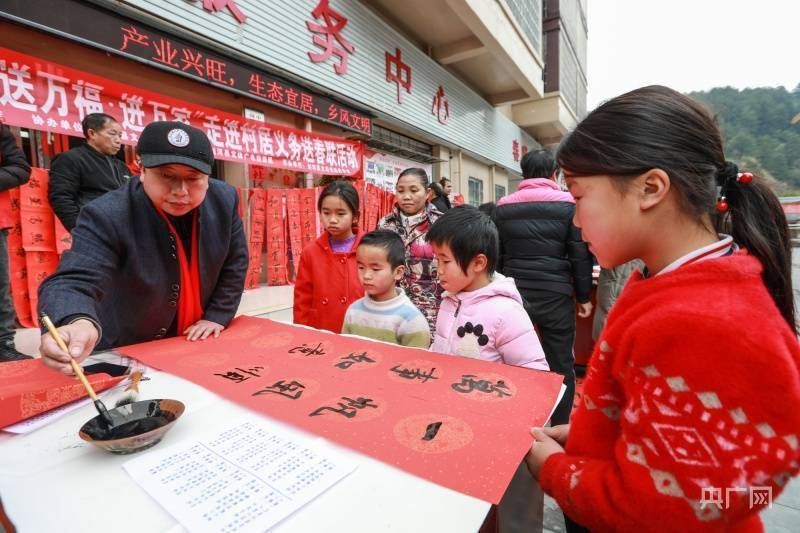 春联|春联送福 墨香传情 ：“文化年货”送进易搬社区