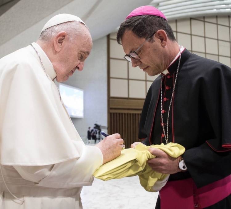 梅西|有牌面！梅西收到教皇亲笔签名的梵蒂冈球衣