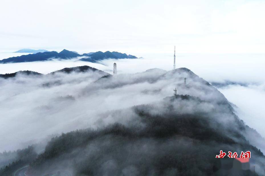 水墨画|航拍江西明月山雨后云雾缭绕 风光旖旎如水墨画