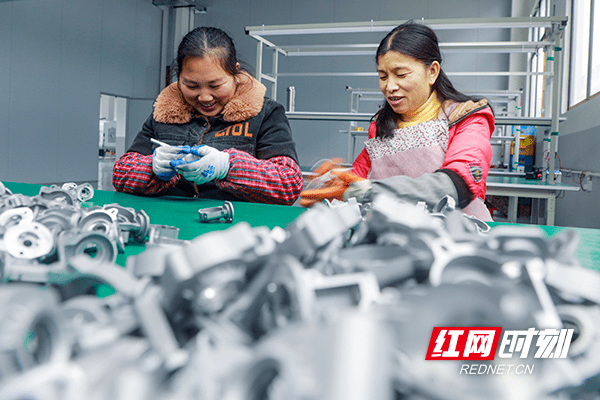 新田县|新春走基层丨湖南新田:精密配件生产步入“快车道”