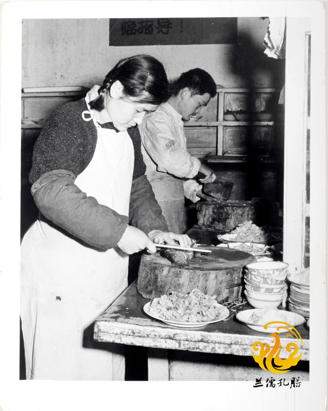 王兴兰是跟随著名鲁菜大师王兴南学徒,回忆五,六十年前的往事,她感慨