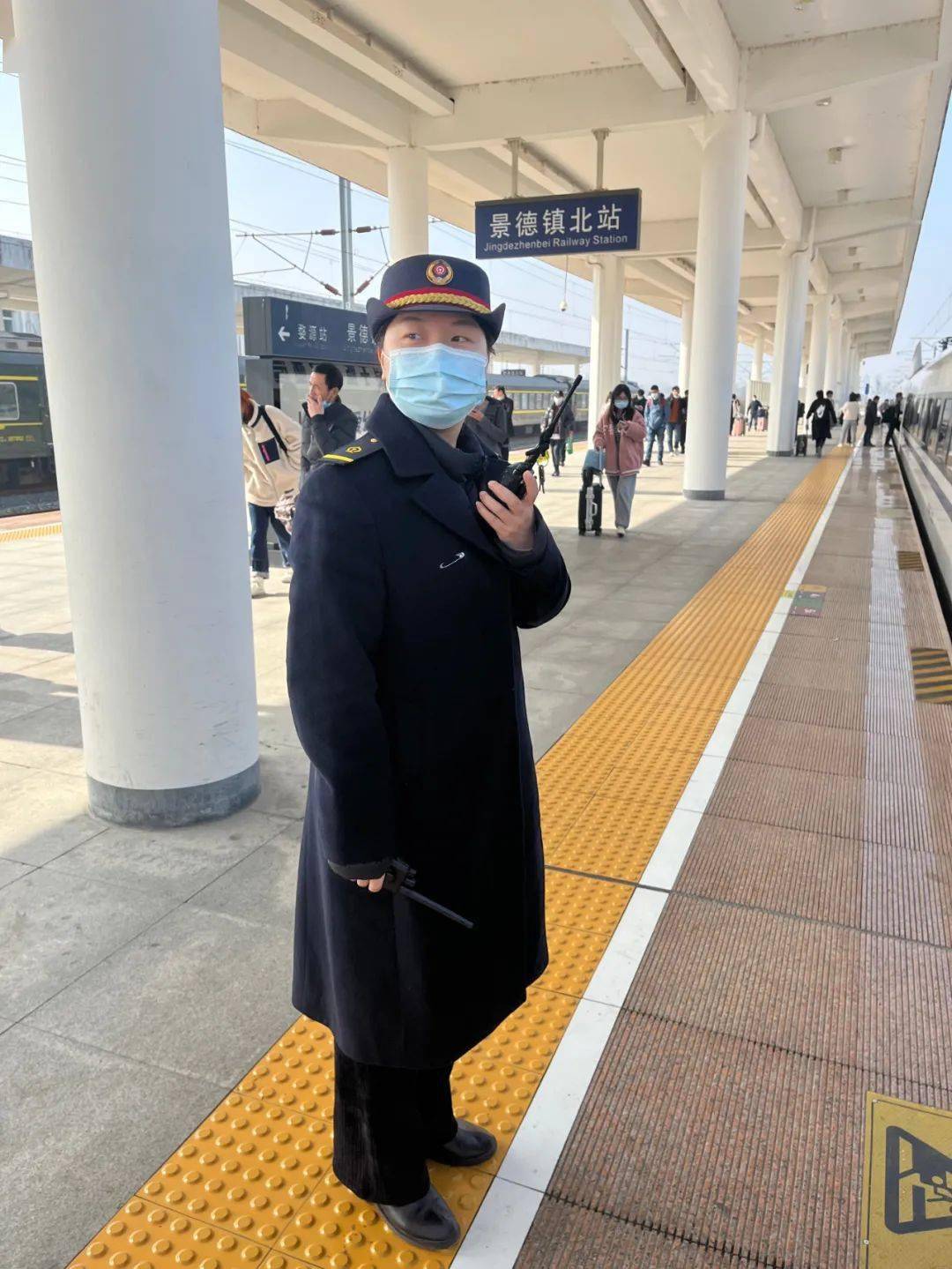 金洁正在接车记者见到金洁时,她正在景德镇北站的站台"接车",车门打开