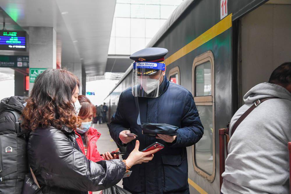 圖說│包火車回家過年安全安心上海首趟春運包車列車今日開出600名在