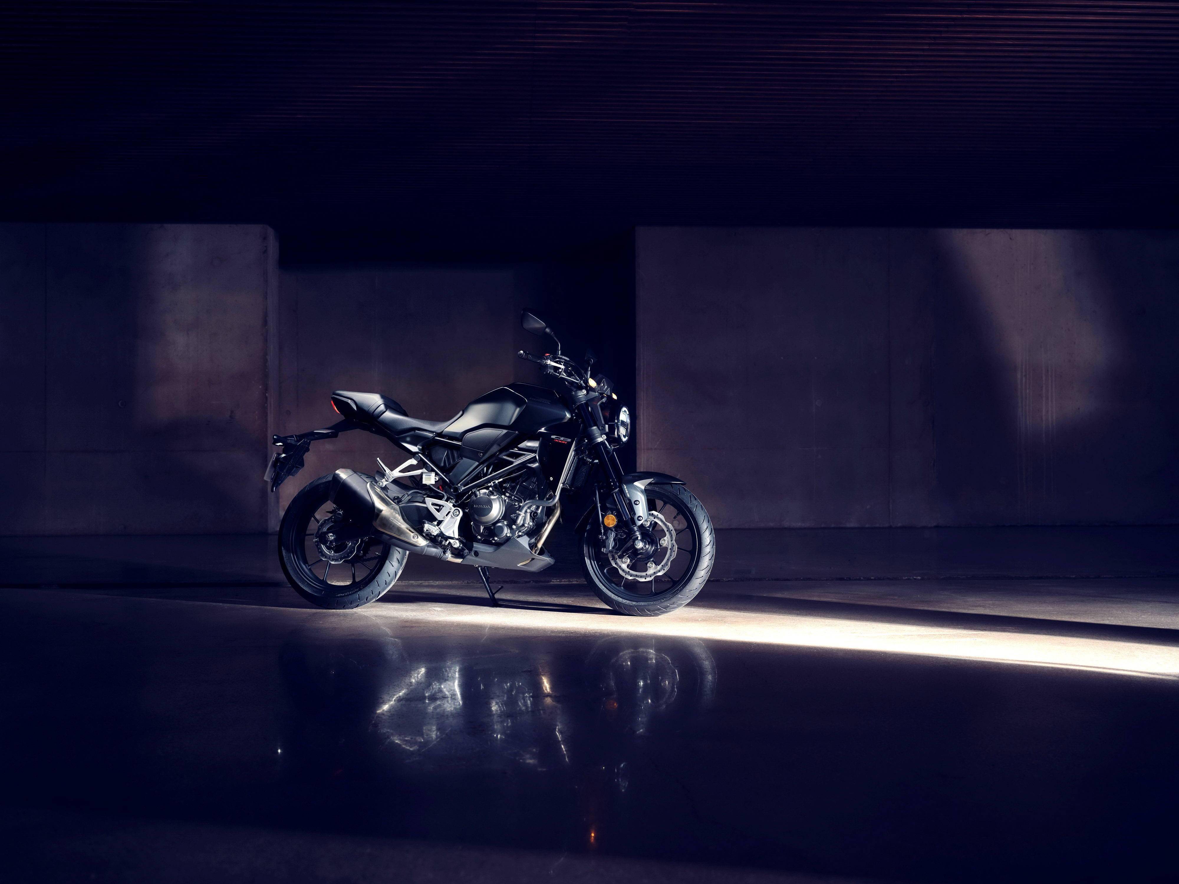 honda2022轻量级街车cb300r户外特写