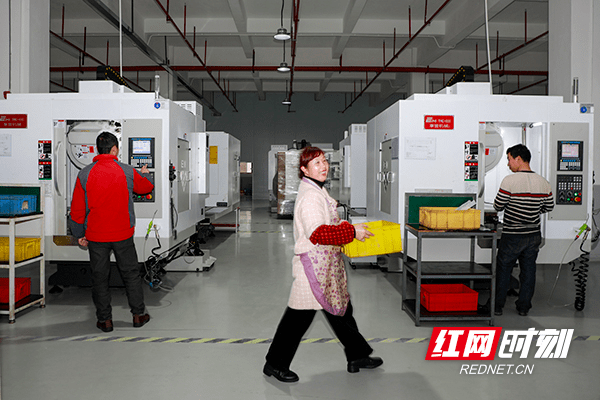 新田县|新春走基层丨湖南新田:精密配件生产步入“快车道”