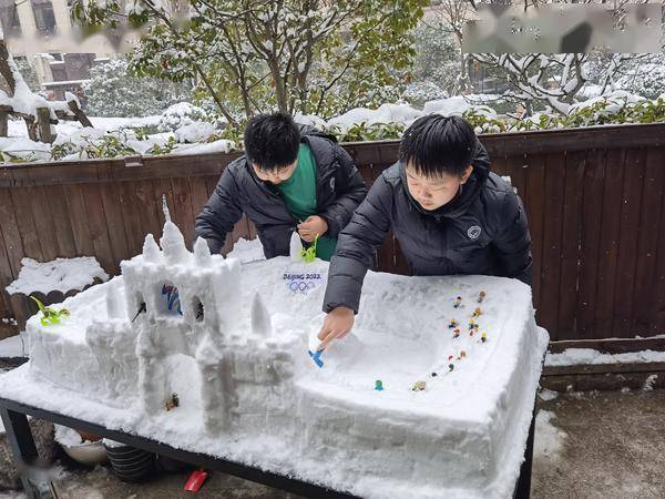 郑州小学生用雪堆出迷你版冬奥会滑雪场