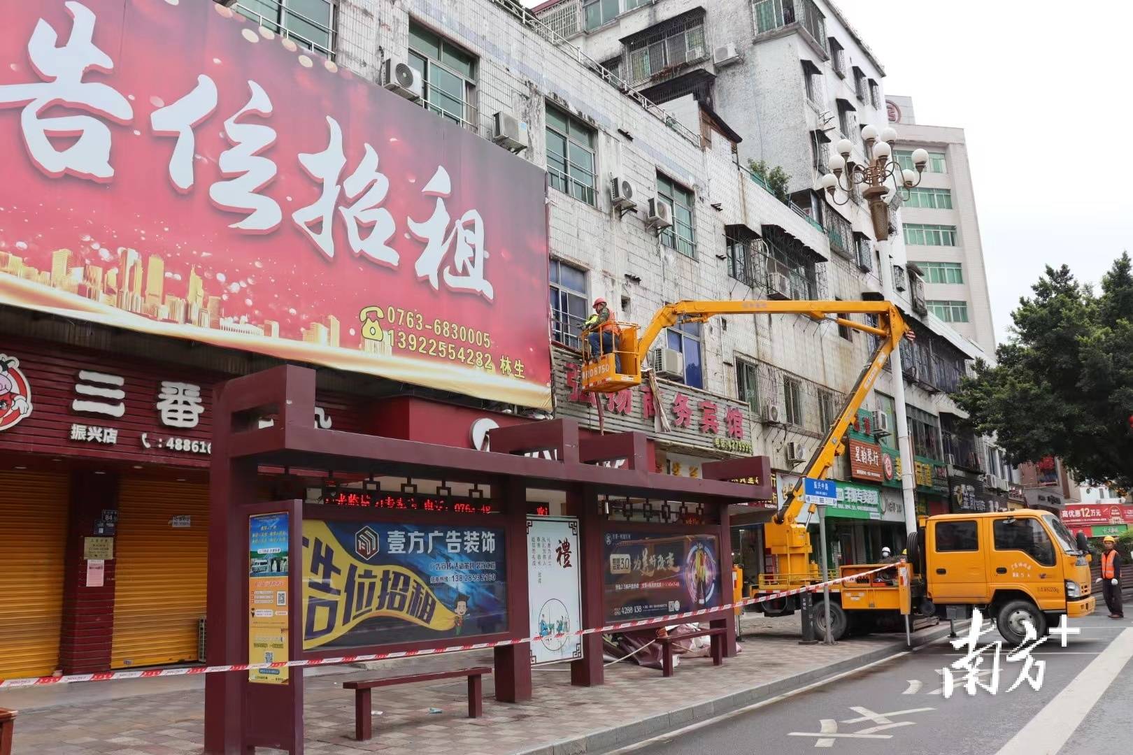 位于兴隆街新华书店旁的大型广告牌被拆除