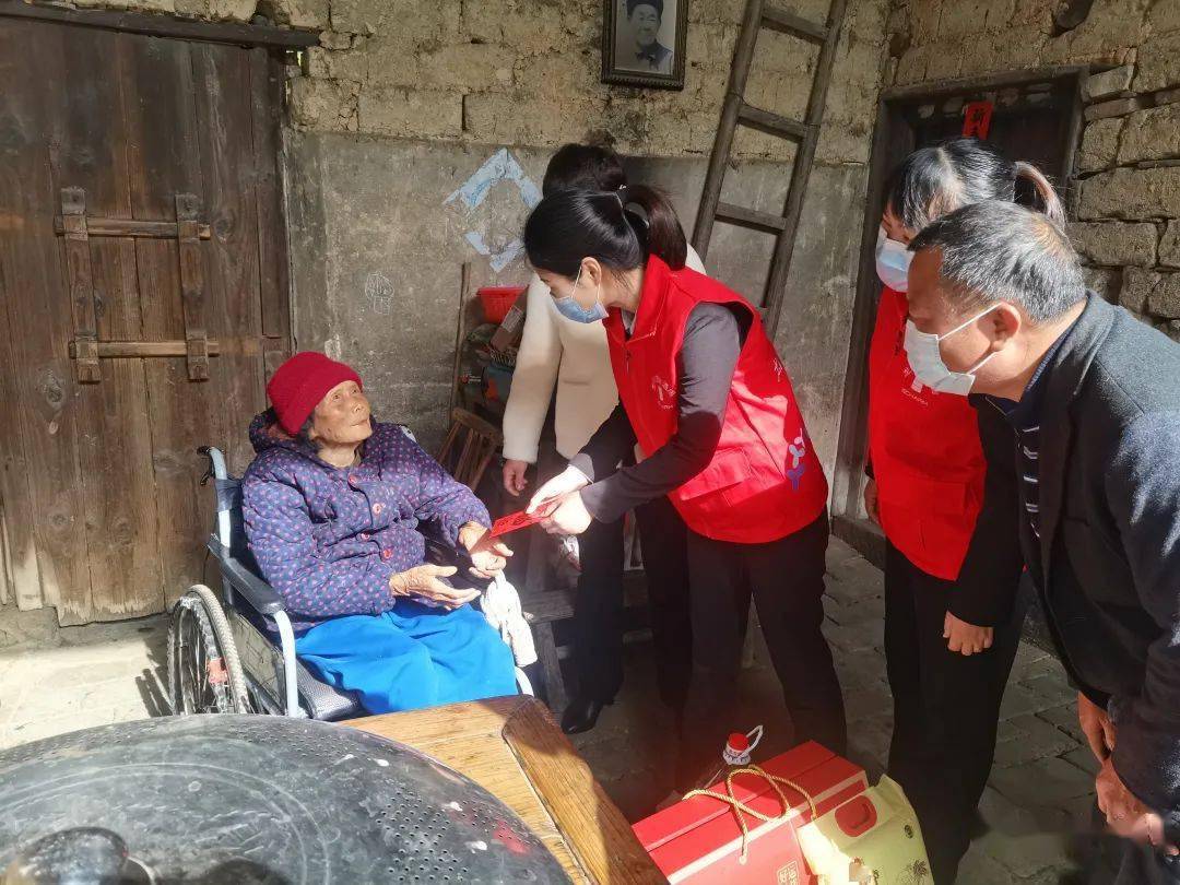 寒冬送暖:爱心志愿者到黄布松洋村慰问困难群众