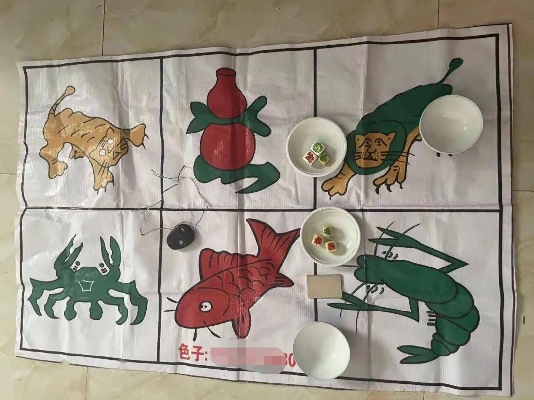 缴获赌具一副及赌资一万余元现场将正在赌博的蔡某等5人查获几名民警