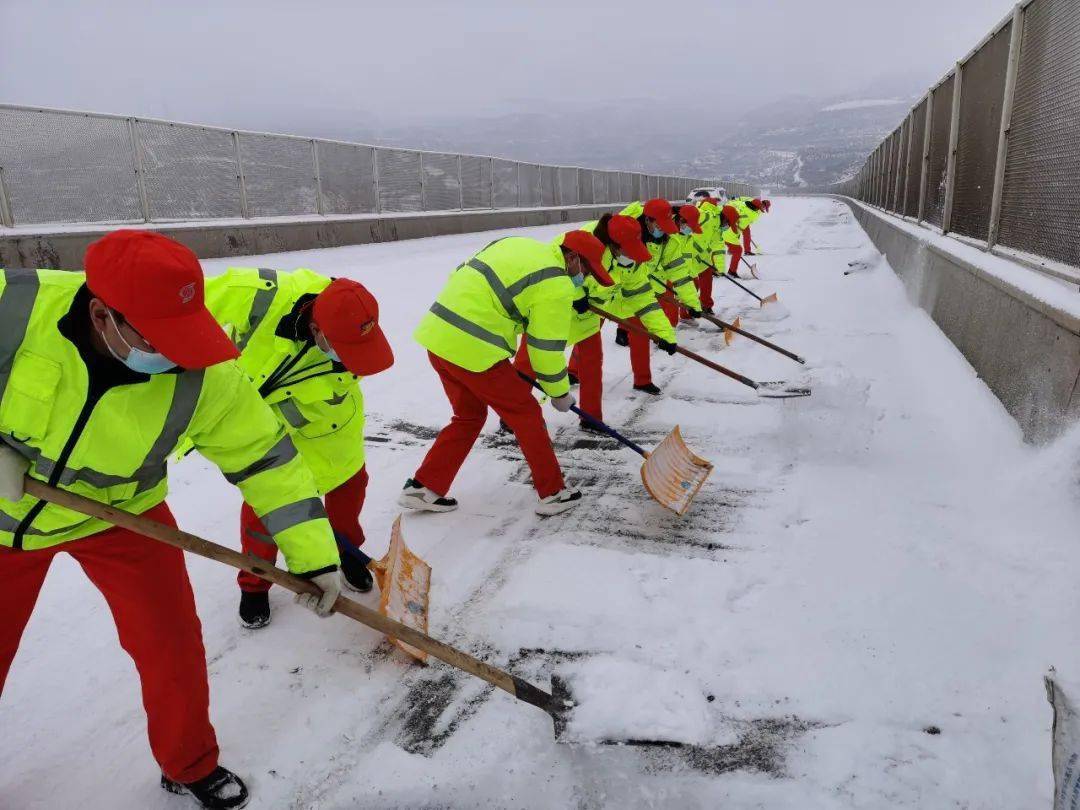 浴"雪"奋战担使命,防滑保畅显担当_除雪_公路_积雪