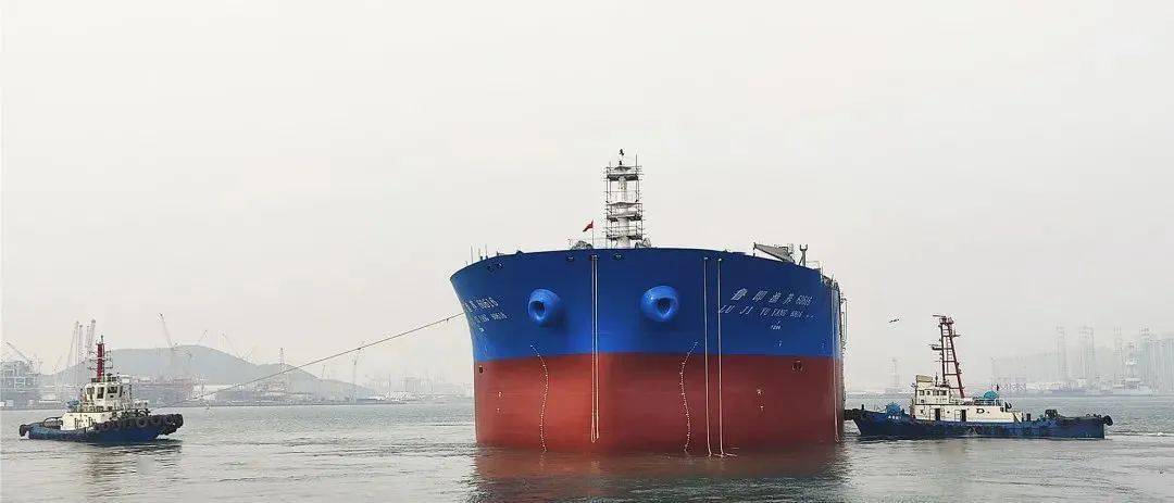 北海造全球首艘10万吨级养殖工船及21万吨散货船出坞